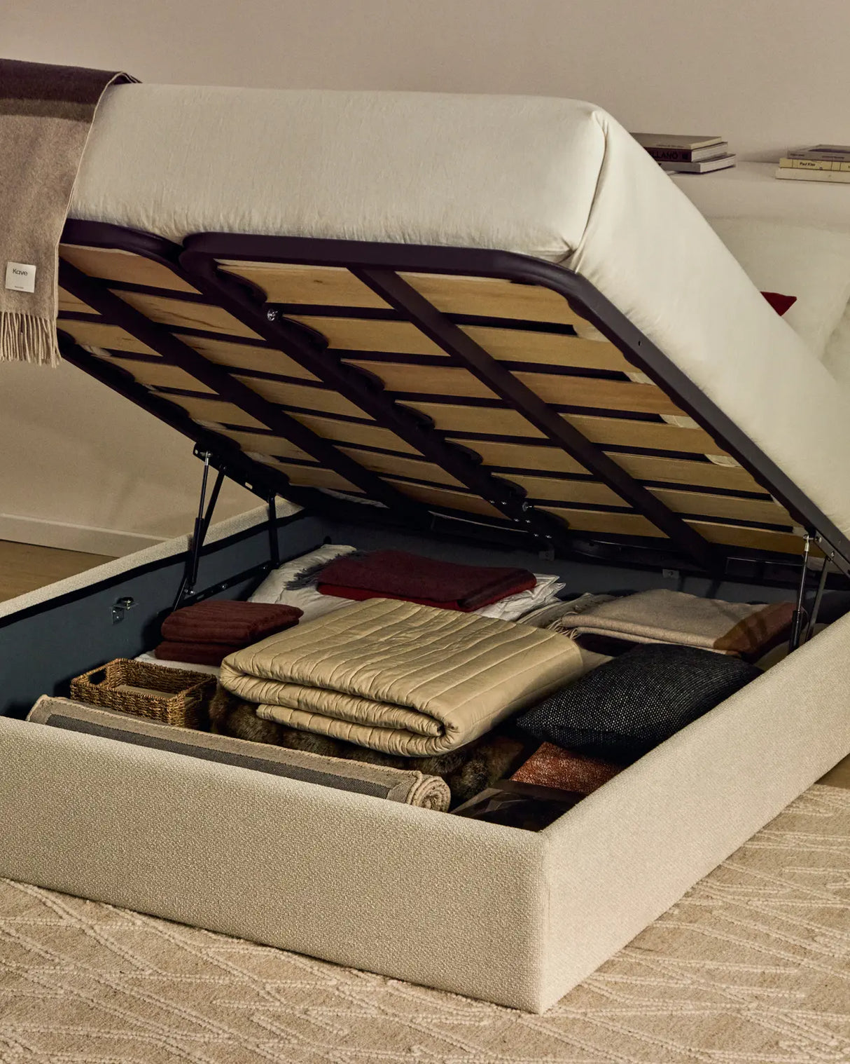 Abziehbares, aufklappbares Bett mit Stauraum Nelzi für Matratzengröße 150 x 200 cm in ecrufarbener Chenille, 100 % FSC von Kave Home – Produktbild 3