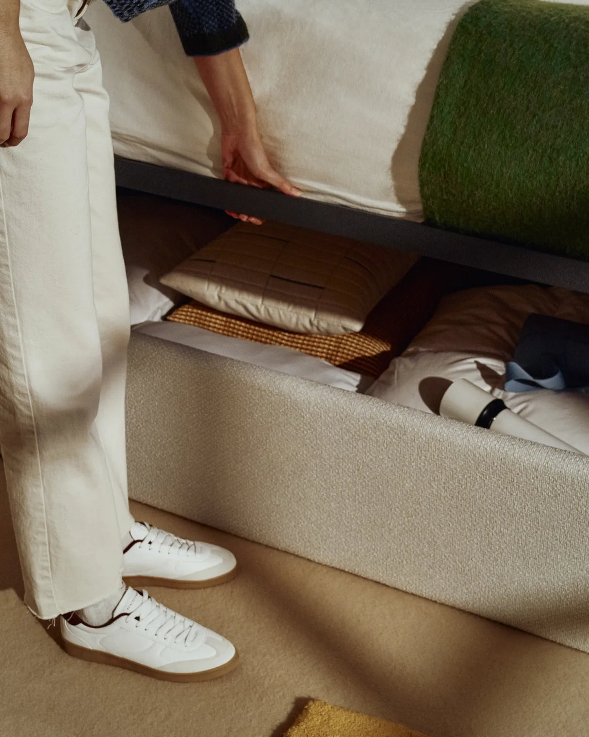 Abziehbares, seitlich aufklappbares Bett mit Stauraum Nelzi für Matratzengröße 90 x 200 cm in ecrufarbener Chenille, 100 % FSC von Kave Home – Produktbild 3