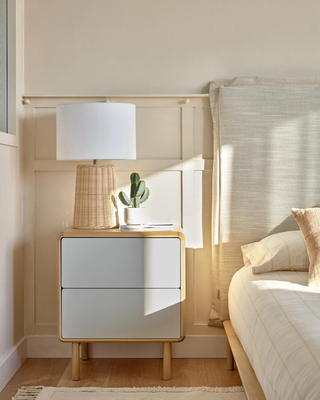Anielle Nachttisch aus massiver Esche und Eschenfurnier 50 x 58,4 cm von Kave Home – Produktbild 6