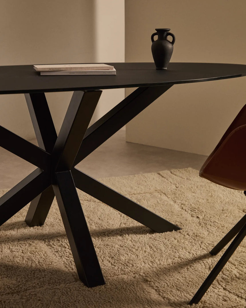 Argo Tisch aus schwarzem Glas mit schwarzen Stahlbeinen Ø 200 x 100 cm von Kave Home – Bild 3