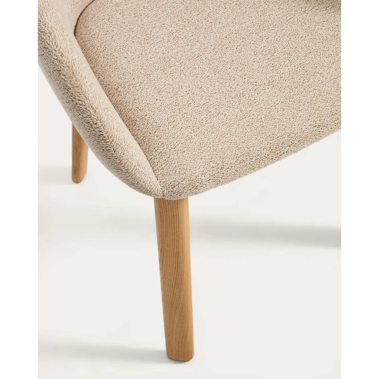 Armlehnenstuhl Meila mit Chenille und Beinen aus massivem Eschenholz in verschiedenen Finishes von Kave Home – Bild 10