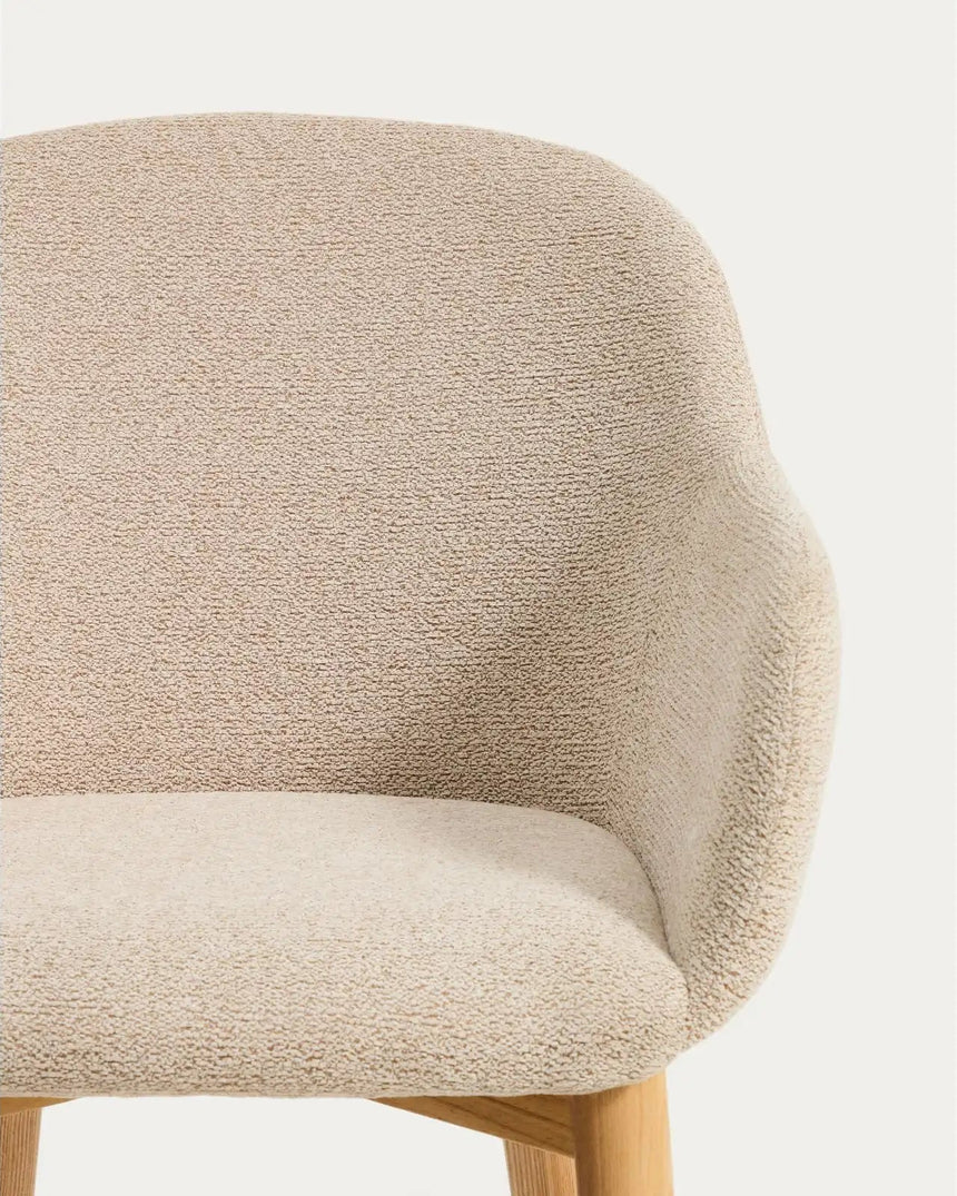 Armlehnenstuhl Meila mit Chenille und Beinen aus massivem Eschenholz in verschiedenen Finishes von Kave Home – Bild 7