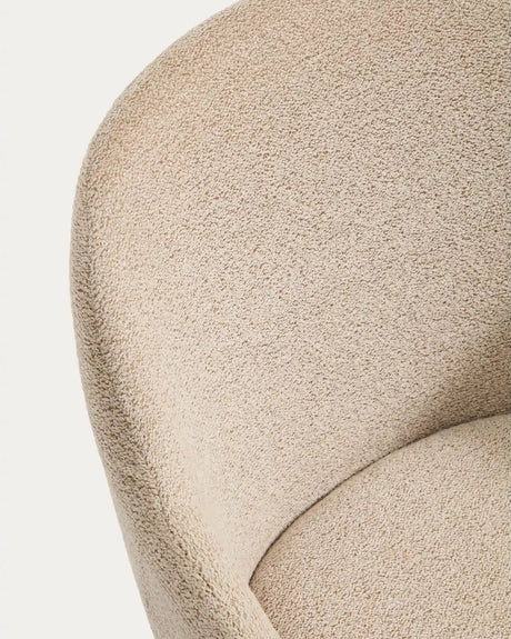 Armlehnenstuhl Meila mit beiger Chenille und Beinen aus massivem Eschenholz mit Nussbaumfinish von Kave Home – Bild 10