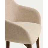 Armlehnenstuhl Meila mit beiger Chenille und Beinen aus massivem Eschenholz mit Nussbaumfinish von Kave Home – Bild 11