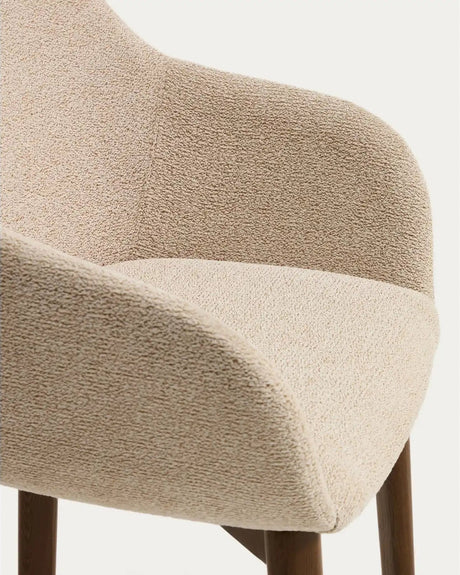 Armlehnenstuhl Meila mit beiger Chenille und Beinen aus massivem Eschenholz mit Nussbaumfinish von Kave Home – Bild 11