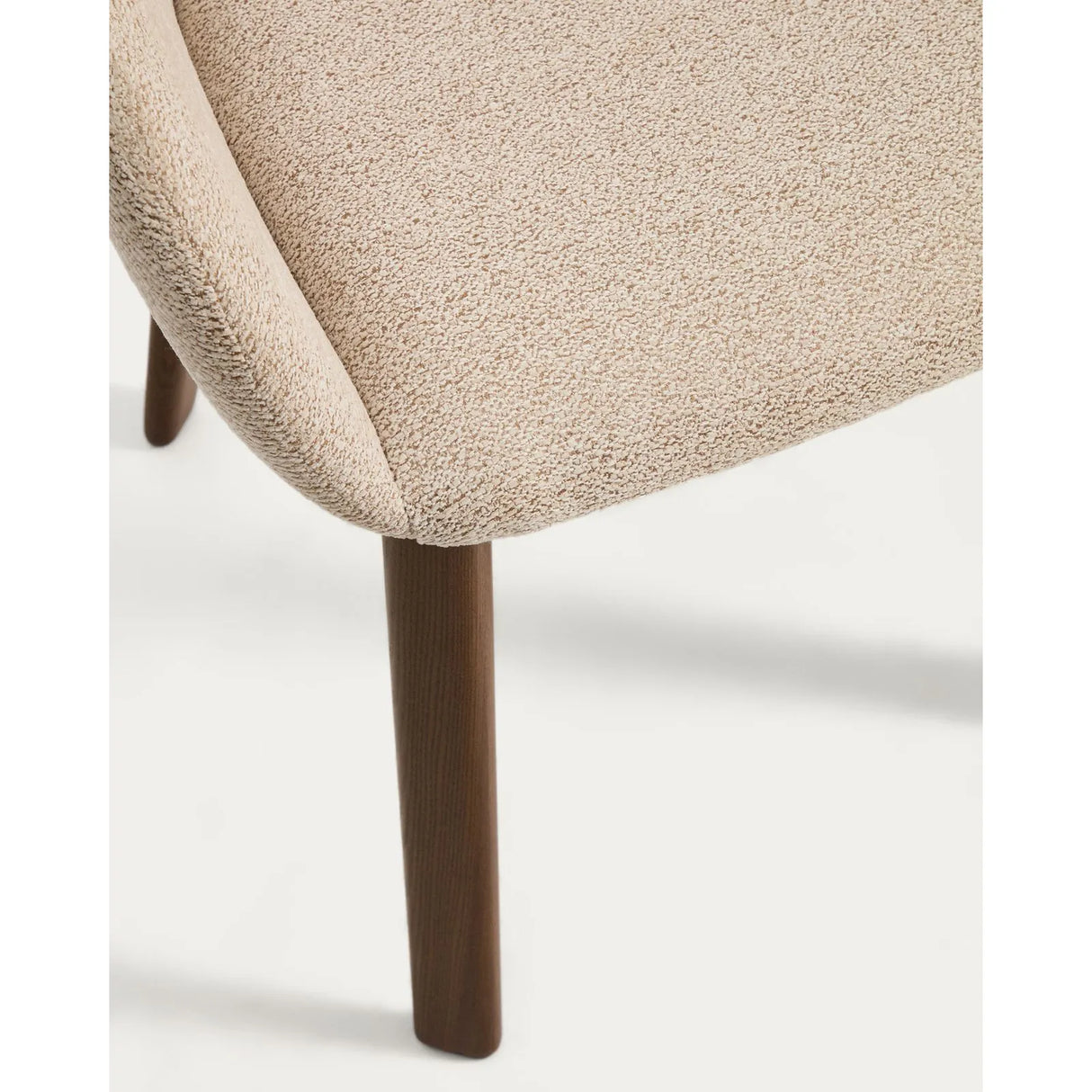 Armlehnenstuhl Meila mit beiger Chenille und Beinen aus massivem Eschenholz mit Nussbaumfinish von Kave Home – Bild 12