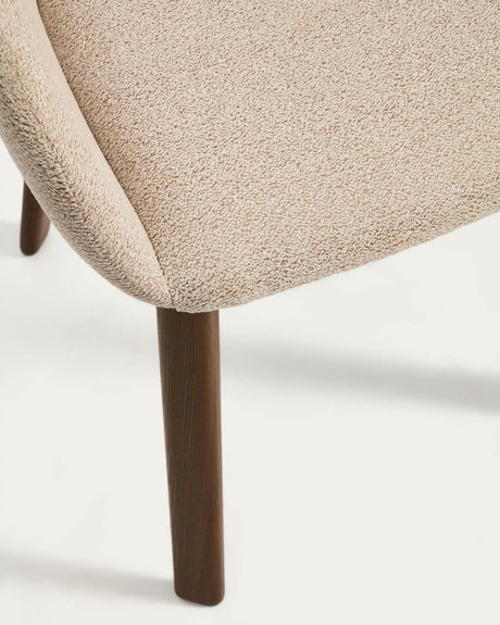 Armlehnenstuhl Meila mit beiger Chenille und Beinen aus massivem Eschenholz mit Nussbaumfinish von Kave Home – Bild 12