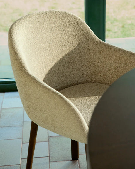 Armlehnenstuhl Meila mit beiger Chenille und Beinen aus massivem Eschenholz mit Nussbaumfinish von Kave Home – Bild 3