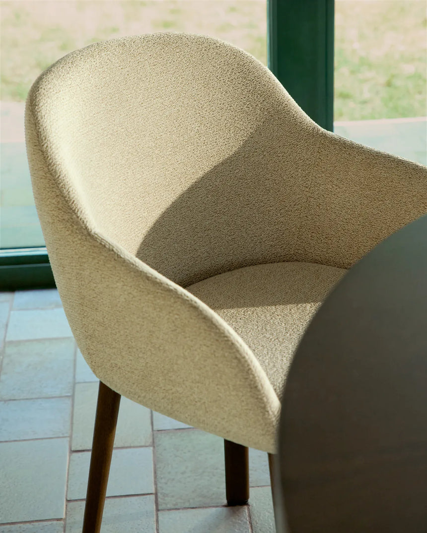 Armlehnenstuhl Meila mit beiger Chenille und Beinen aus massivem Eschenholz mit Nussbaumfinish von Kave Home – Bild 3
