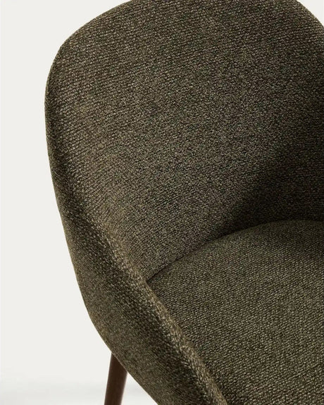 Armlehnenstuhl Meila mit grüner Chenille und Beinen aus massivem Eschenholz mit Nussbaumfinish von Kave Home – Bild 8