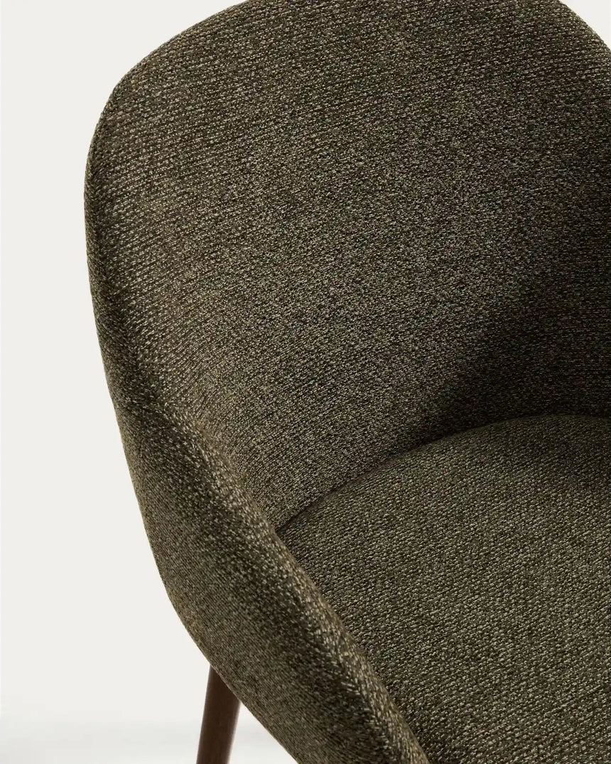 Armlehnenstuhl Meila mit grüner Chenille und Beinen aus massivem Eschenholz mit Nussbaumfinish von Kave Home – Bild 8
