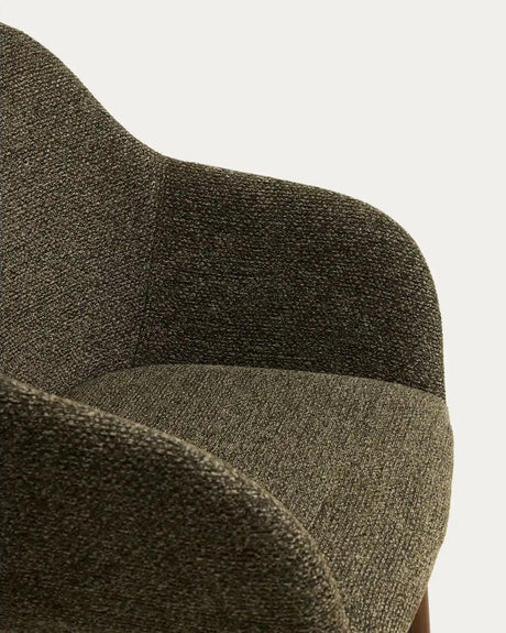 Armlehnenstuhl Meila mit grüner Chenille und Beinen aus massivem Eschenholz mit Nussbaumfinish von Kave Home – Bild 9