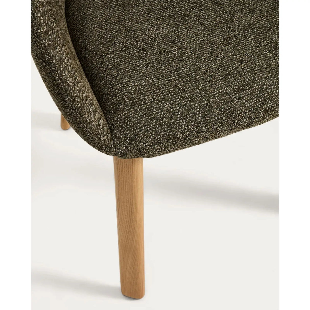 Armlehnenstuhl Meila mit grüner Chenille und Beinen aus massivem Eschenholz mit naturfarbenem Finish  von Kave Home – Bild 11