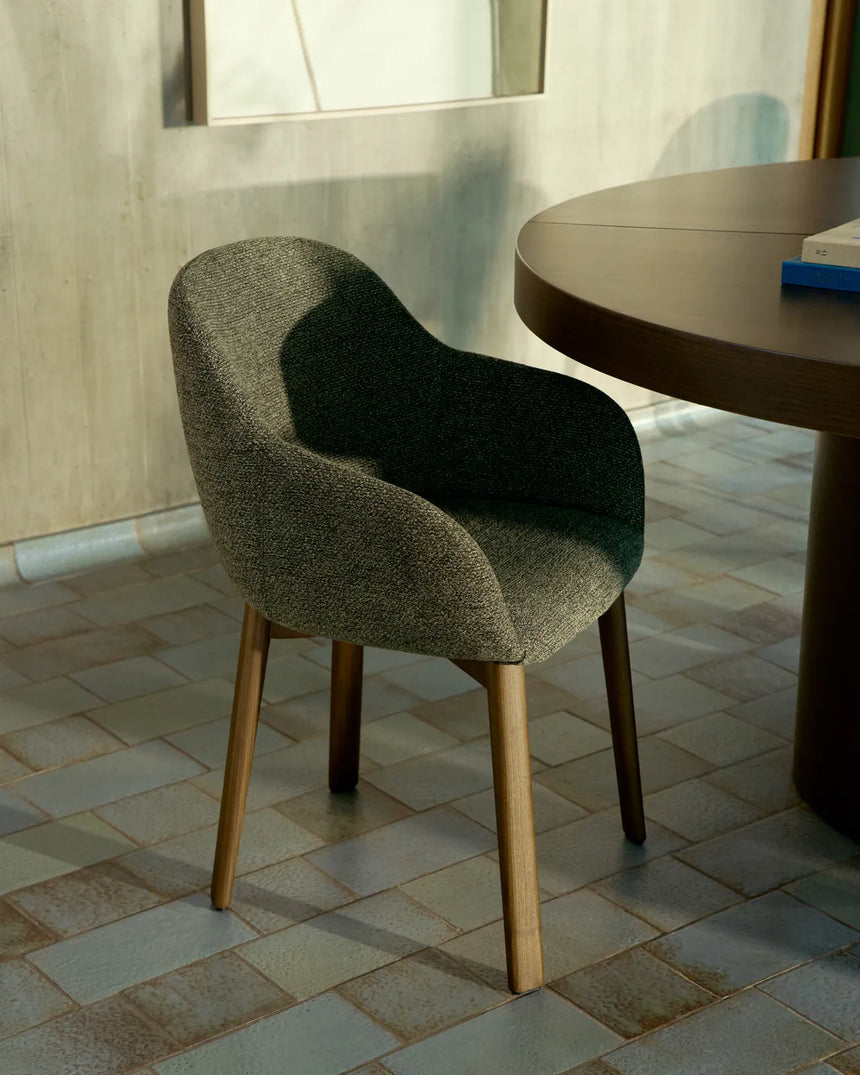 Armlehnenstuhl Meila mit grüner Chenille und Beinen aus massivem Eschenholz mit naturfarbenem Finish  von Kave Home – Bild 2