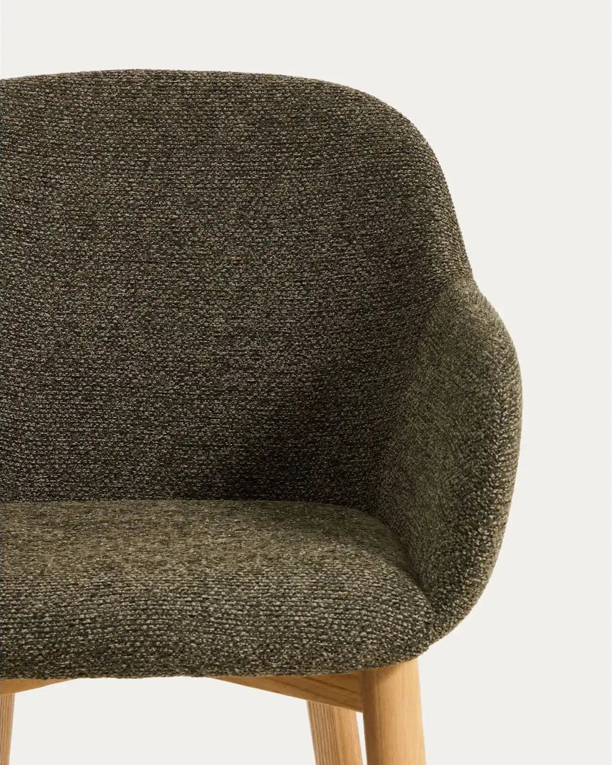 Armlehnenstuhl Meila mit grüner Chenille und Beinen aus massivem Eschenholz mit naturfarbenem Finish  von Kave Home – Bild 8