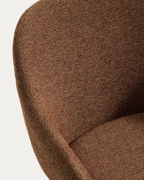 Armlehnenstuhl Meila mit terrakottafarbener Chenille und Beinen aus massivem Eschenholz mit Nussbaumfinish von Kave Home – Bild 10