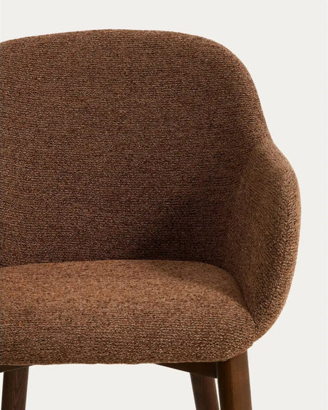 Armlehnenstuhl Meila mit terrakottafarbener Chenille und Beinen aus massivem Eschenholz mit Nussbaumfinish von Kave Home – Bild 9