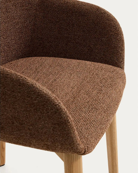Armlehnenstuhl Meila mit terrakottafarbener Chenille und Beinen aus massivem Eschenholz mit naturfarbenem Finish  von Kave Home – Bild 9