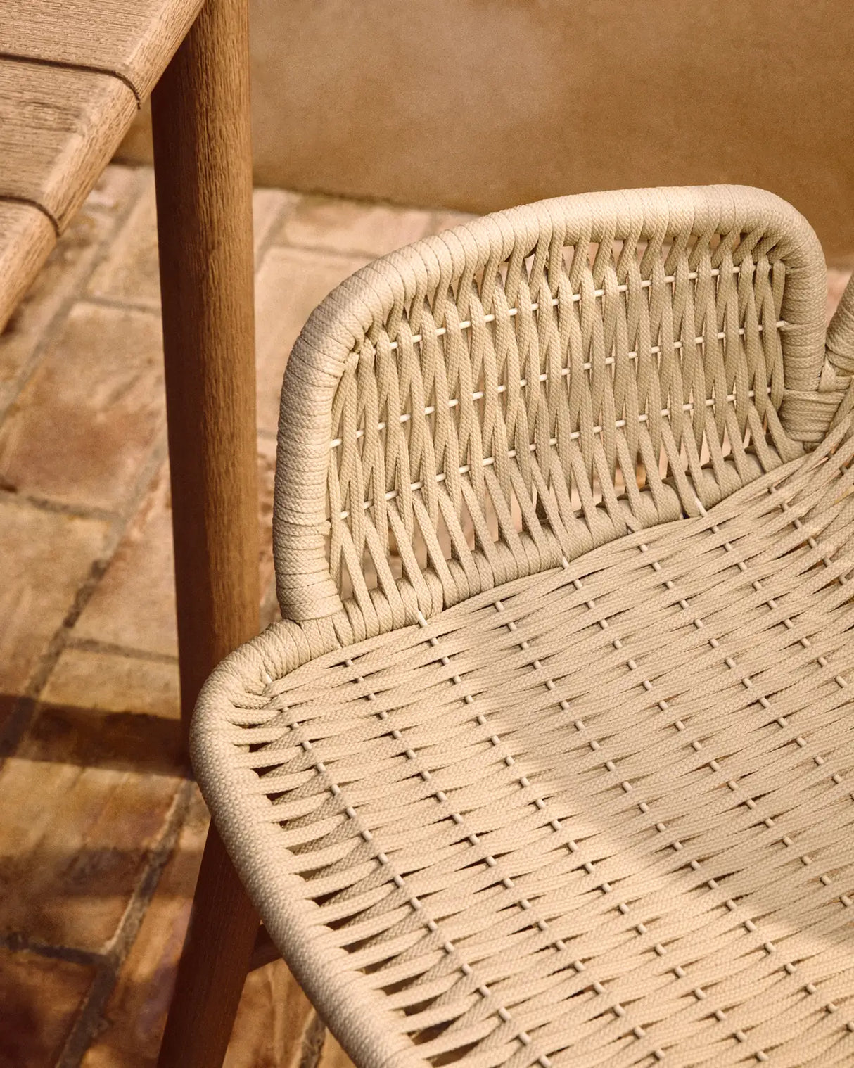 Armlehnstuhl Alipa aus massivem Akazienholz und Seil, FSC 100 % von Kave Home – Bild 3