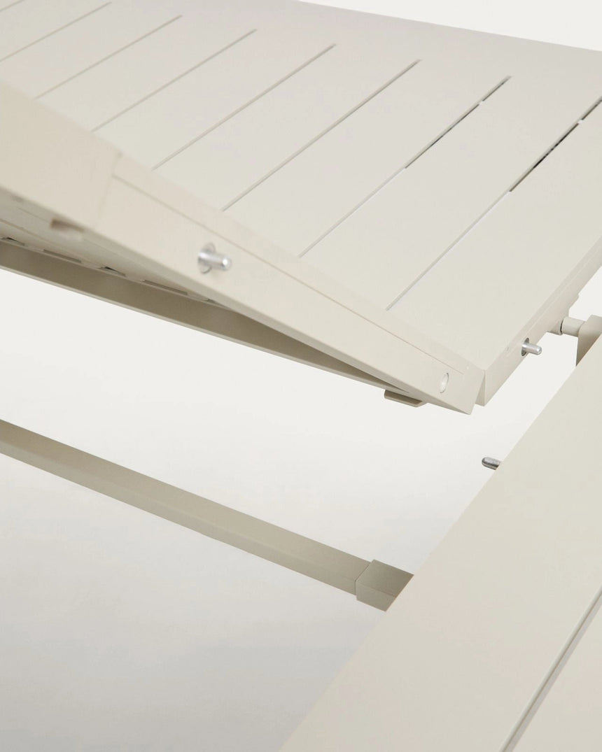 Ausziehtisch-Set Livorno aus Aluminium beige mit Holzoptik-Beinen und 6 Stapelstühlen Linosa aus Aluminium Ecru mit beigem Kissen 233(350)x100 cm von Kave Home – Bild 6
