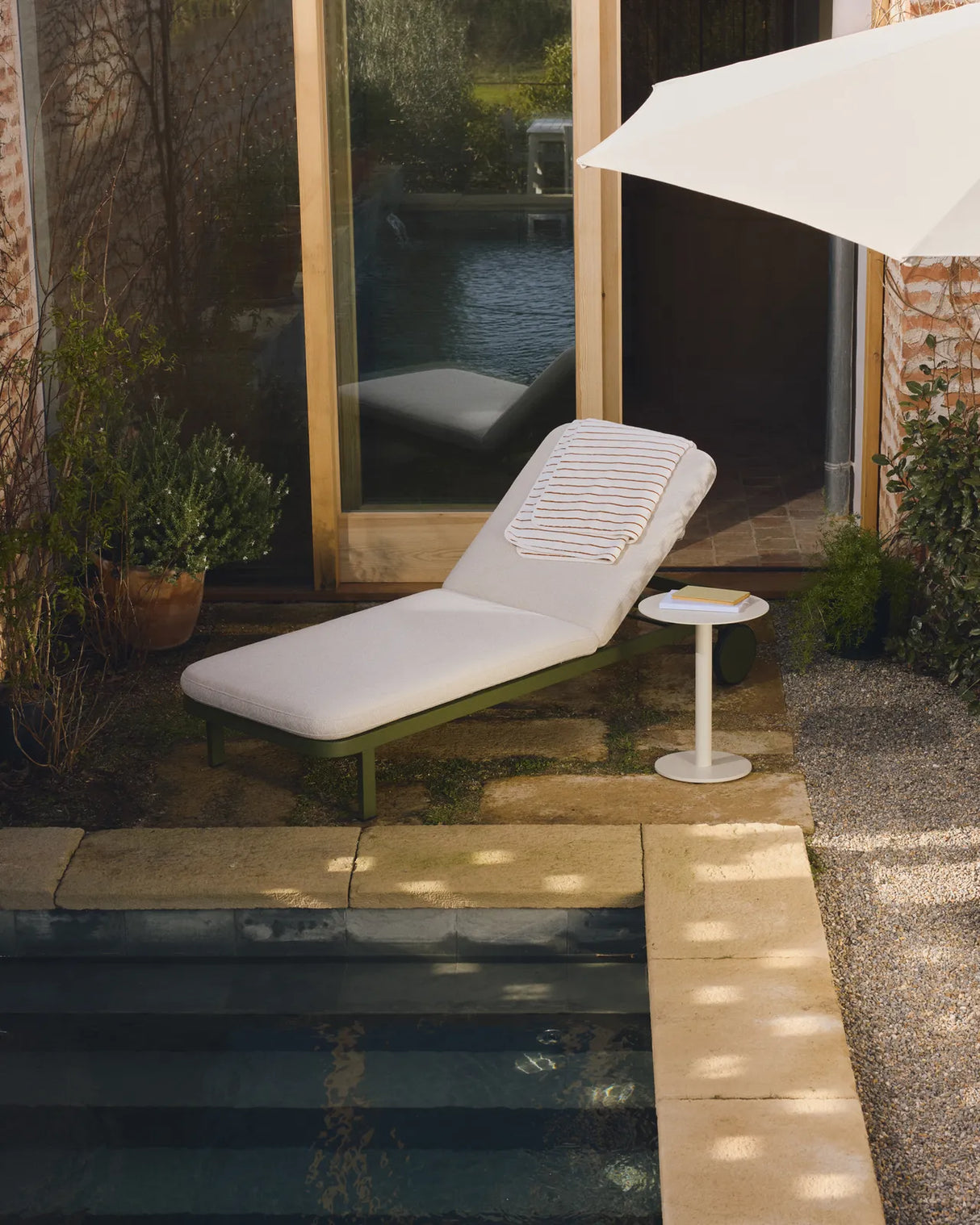 Beistelltisch Asinara aus beigem Aluminium, Ø 40 cm von Kave Home – Bild 3