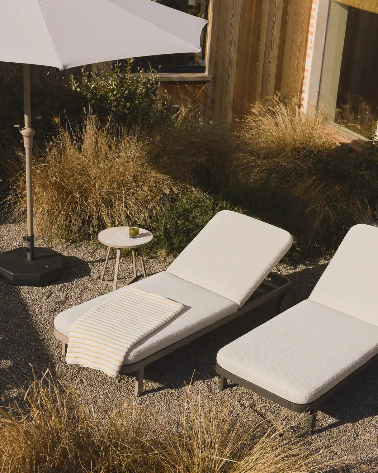 Beistelltisch Asinara aus beigem Aluminium, Ø 40 cm von Kave Home – Bild 4