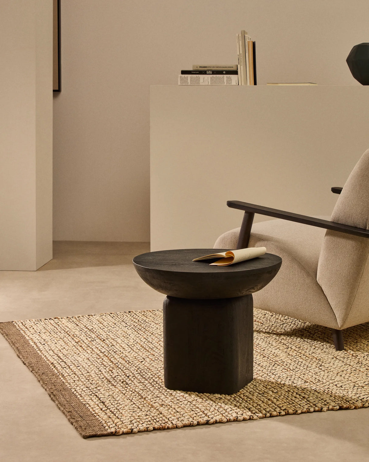 Beistelltisch Ovak aus massivem Akazienholz mit schwarzem Finish, FSC 100%, Ø50 cm von Kave Home – Produktbild 2