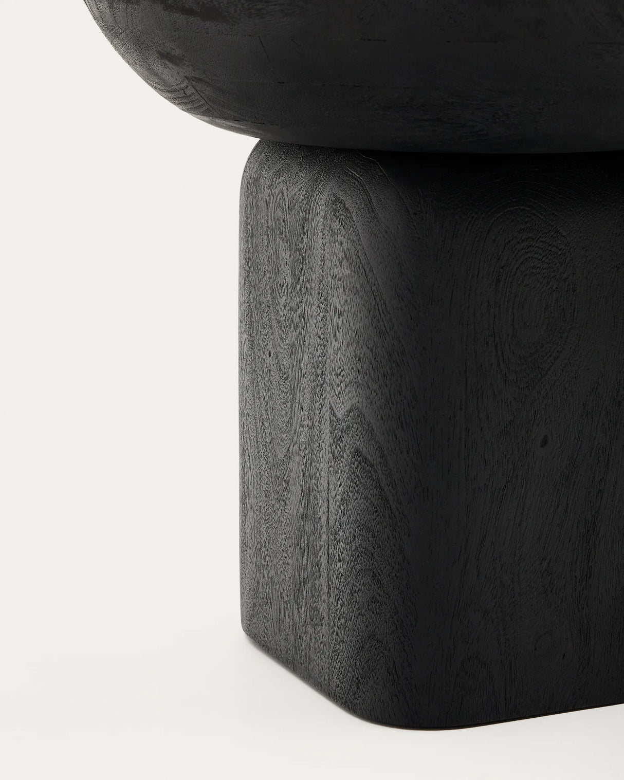 Beistelltisch Ovak aus massivem Akazienholz mit schwarzem Finish, FSC 100%, Ø50 cm von Kave Home – Produktbild 6