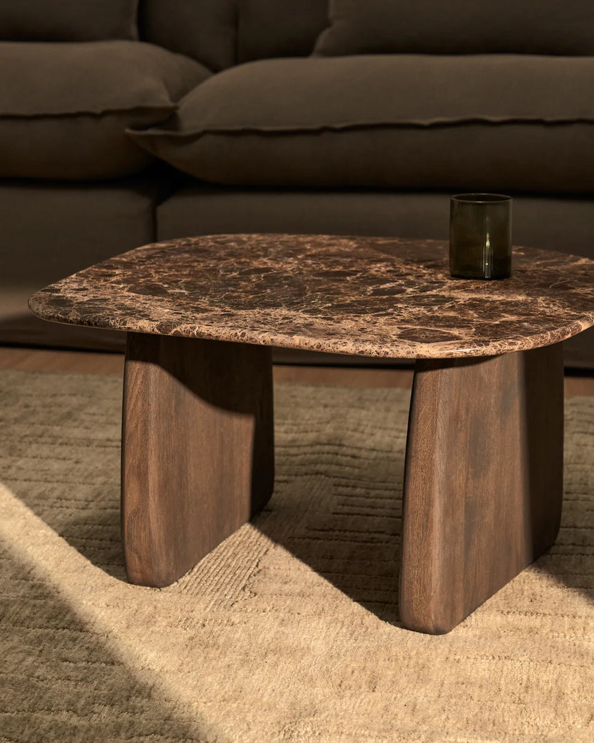 Beistelltisch Pirita aus braunem Marmor mit Beinen aus massivem Eichenholz, 71 x 70 cm, FSC 100 % von Kave Home – Bild 2