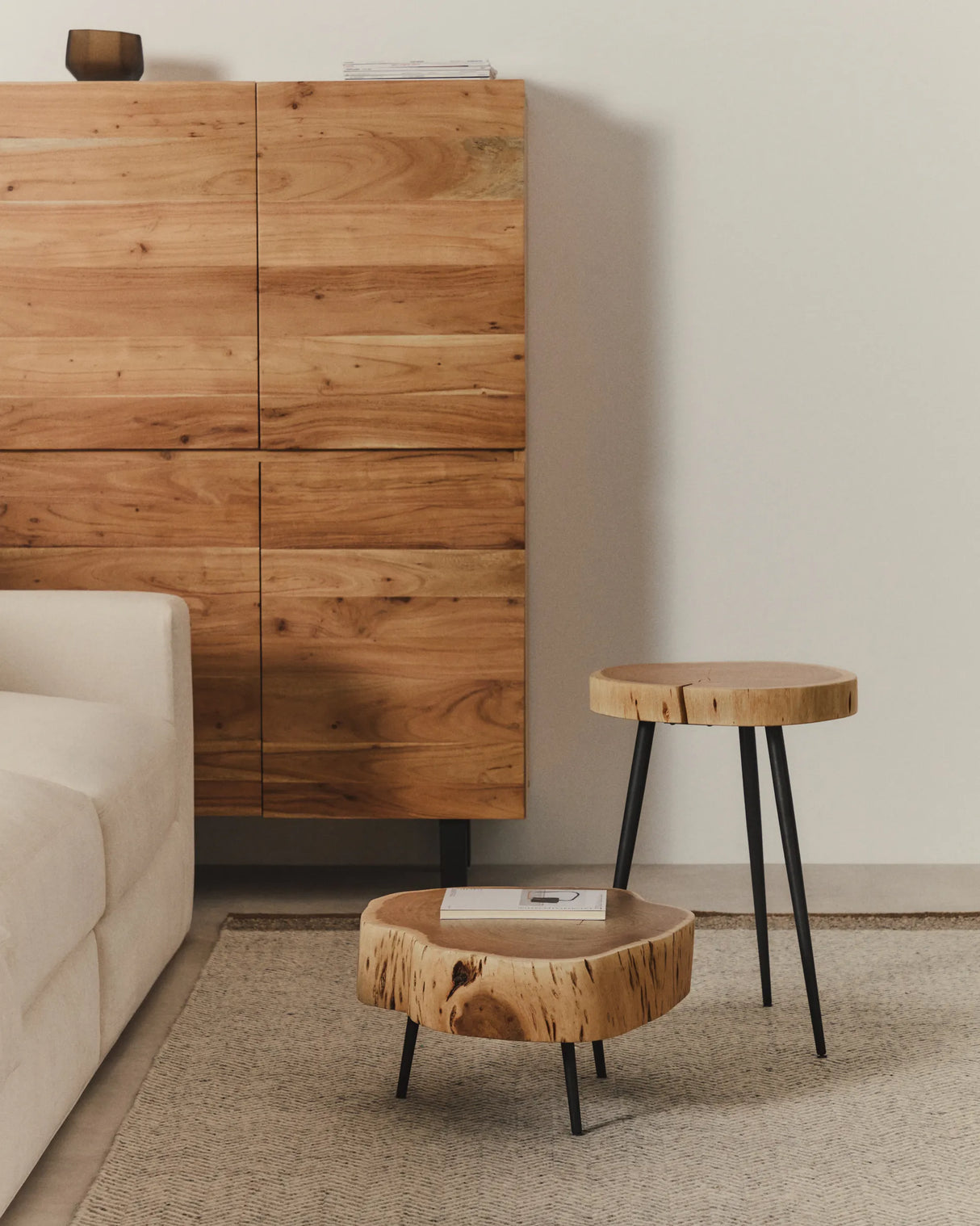 Beistelltisch Tanive aus massivem Akazienholz mit gebleichtem Finish und schwarzen Stahlbeinen Ø 35 cm von Kave Home – Produktbild 2