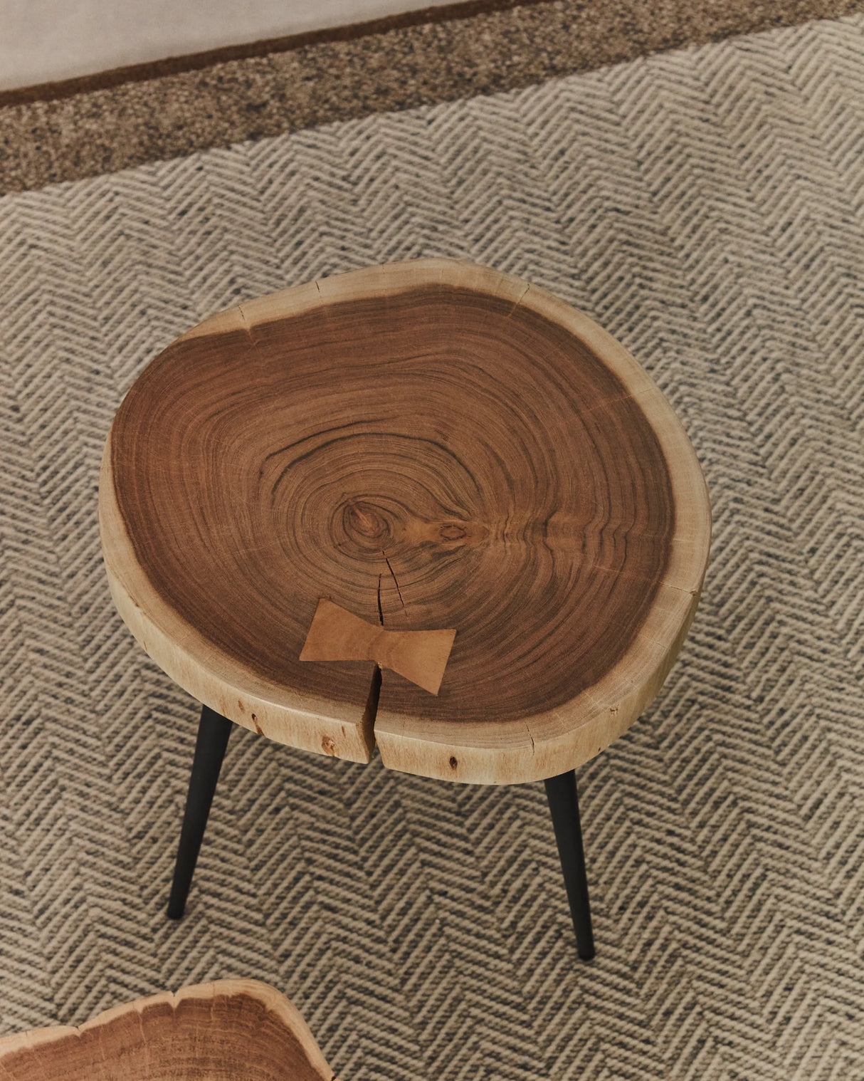 Beistelltisch Tanive aus massivem Akazienholz mit gebleichtem Finish und schwarzen Stahlbeinen Ø 35 cm von Kave Home – Produktbild 3