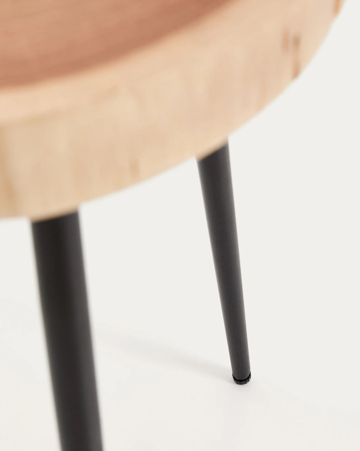 Beistelltisch Tanive aus massivem Akazienholz mit gebleichtem Finish und schwarzen Stahlbeinen Ø 35 cm von Kave Home – Produktbild 7