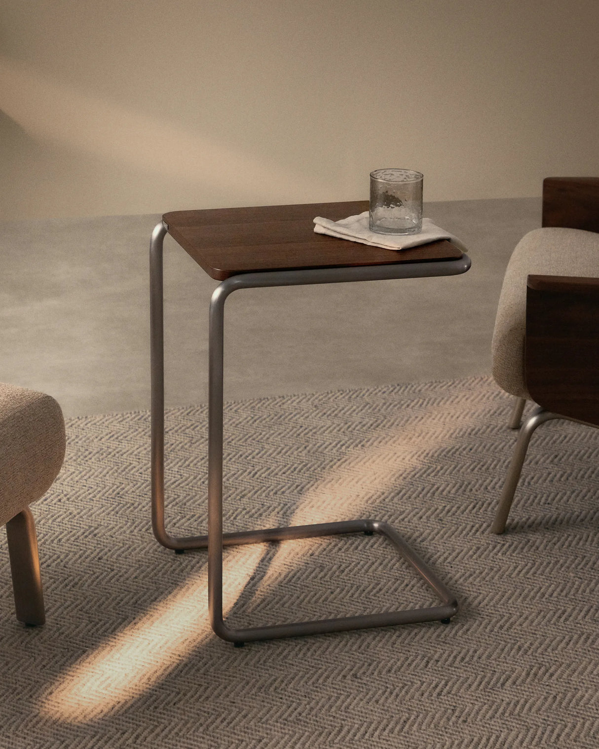 Beistelltisch Tarsel aus Nussbaumfurnier FSC 100% mit Gestell aus gebürstetem Edelstahl 42 x 60 cm von Kave Home – Produktbild 2
