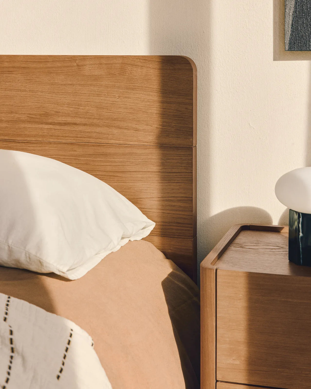 Bett Arelida aus Furnier und massivem Eichenholz mit hellbraunem Finish für Matratze 160 x 200 cm FSC Mix Credit von Kave Home – Bild 4