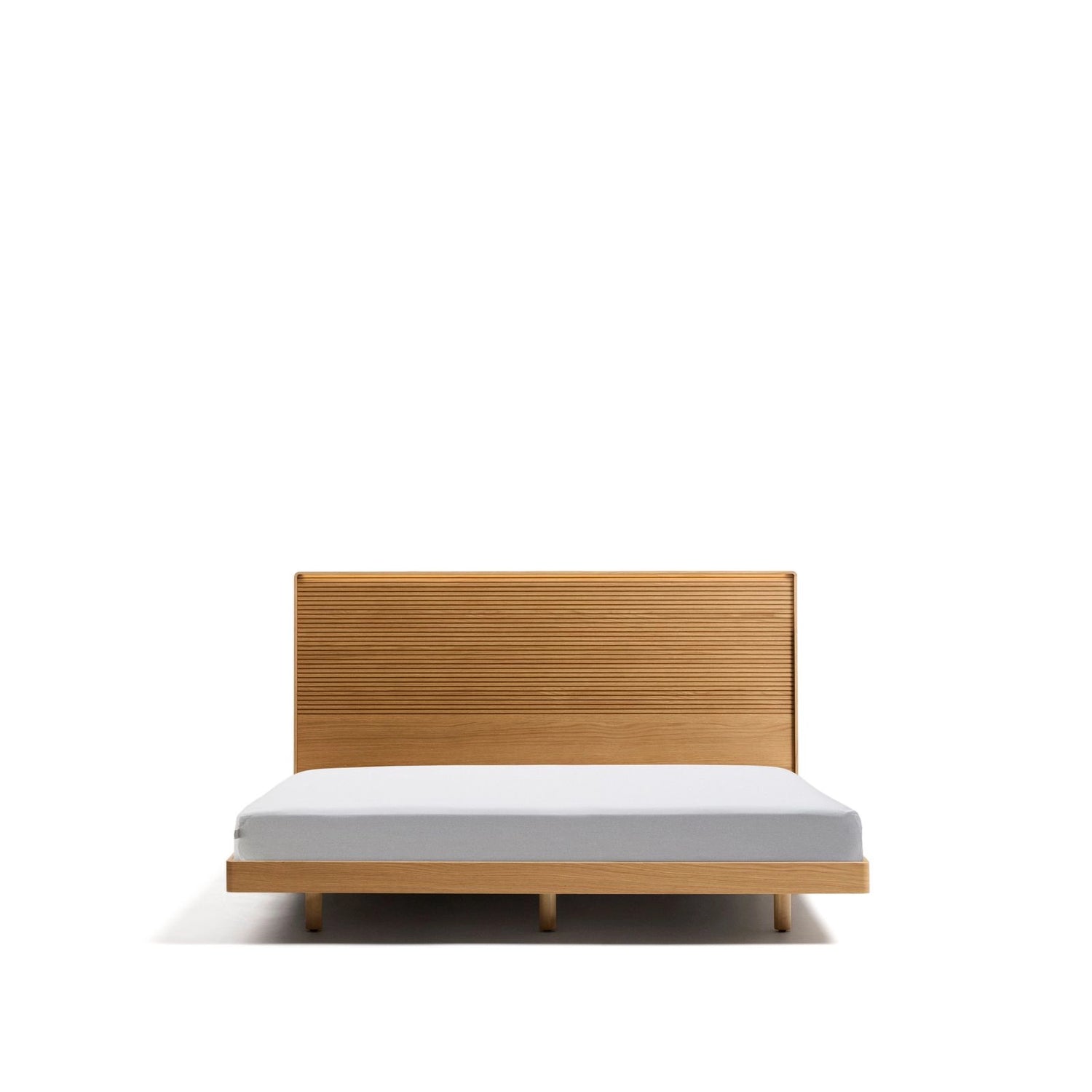Bett Norlen aus Eichenfurnier mit naturfarbenem Finish und LED-Licht für Matratzen 160 x 200 cm FSC Mix Credit von Kave Home – Bild 1