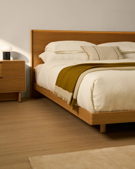 Bett Norlen aus Eichenfurnier mit naturfarbenem Finish und LED-Licht für Matratzen 160 x 200 cm FSC Mix Credit von Kave Home – Bild 2
