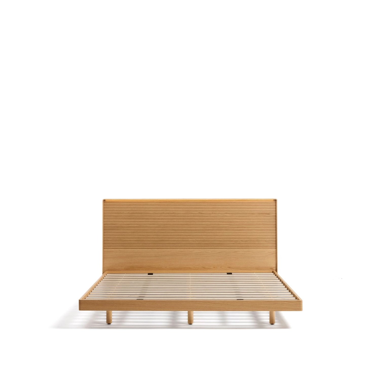 Bett Norlen aus Eichenfurnier mit naturfarbenem Finish und LED-Licht für Matratzen 160 x 200 cm FSC Mix Credit von Kave Home – Bild 5