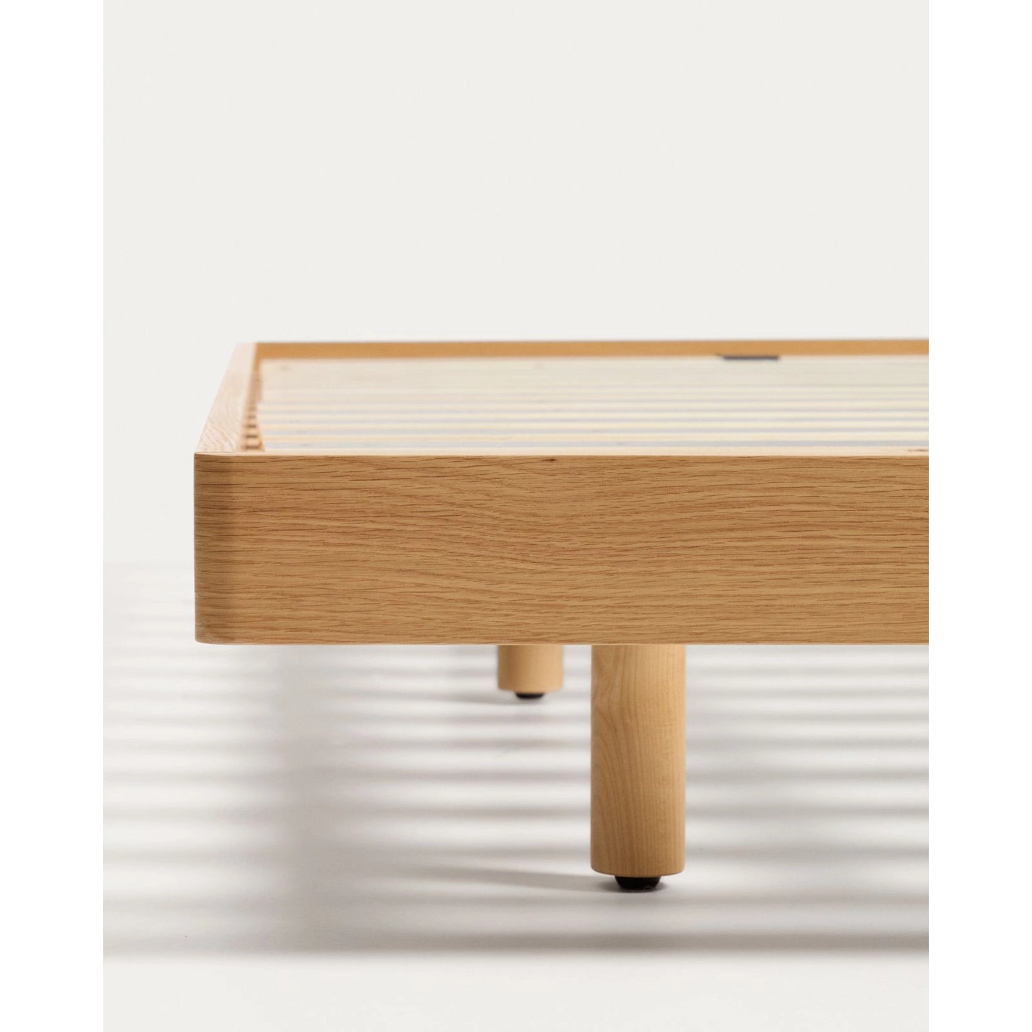Bett Norlen aus Eichenfurnier mit naturfarbenem Finish und LED-Licht für Matratzen 180 x 200 cm FSC Mix Credit von Kave Home – Bild 14