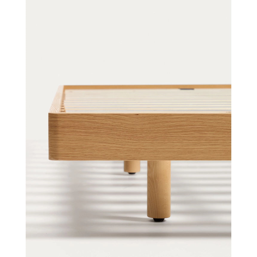 Bett Norlen aus Eichenfurnier mit naturfarbenem Finish und LED-Licht für Matratzen 180 x 200 cm FSC Mix Credit von Kave Home – Bild 14