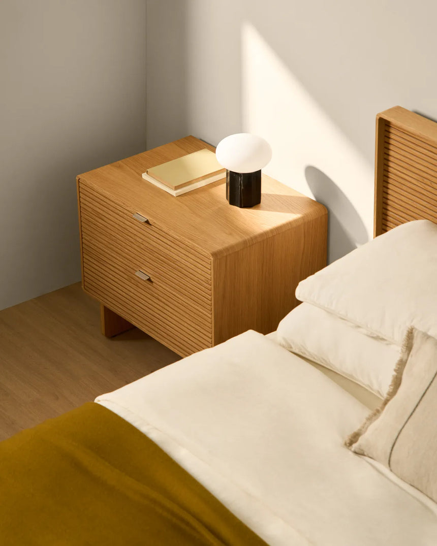 Bett Norlen aus Eichenfurnier mit naturfarbenem Finish und LED-Licht für Matratzen 180 x 200 cm FSC Mix Credit von Kave Home – Bild 4