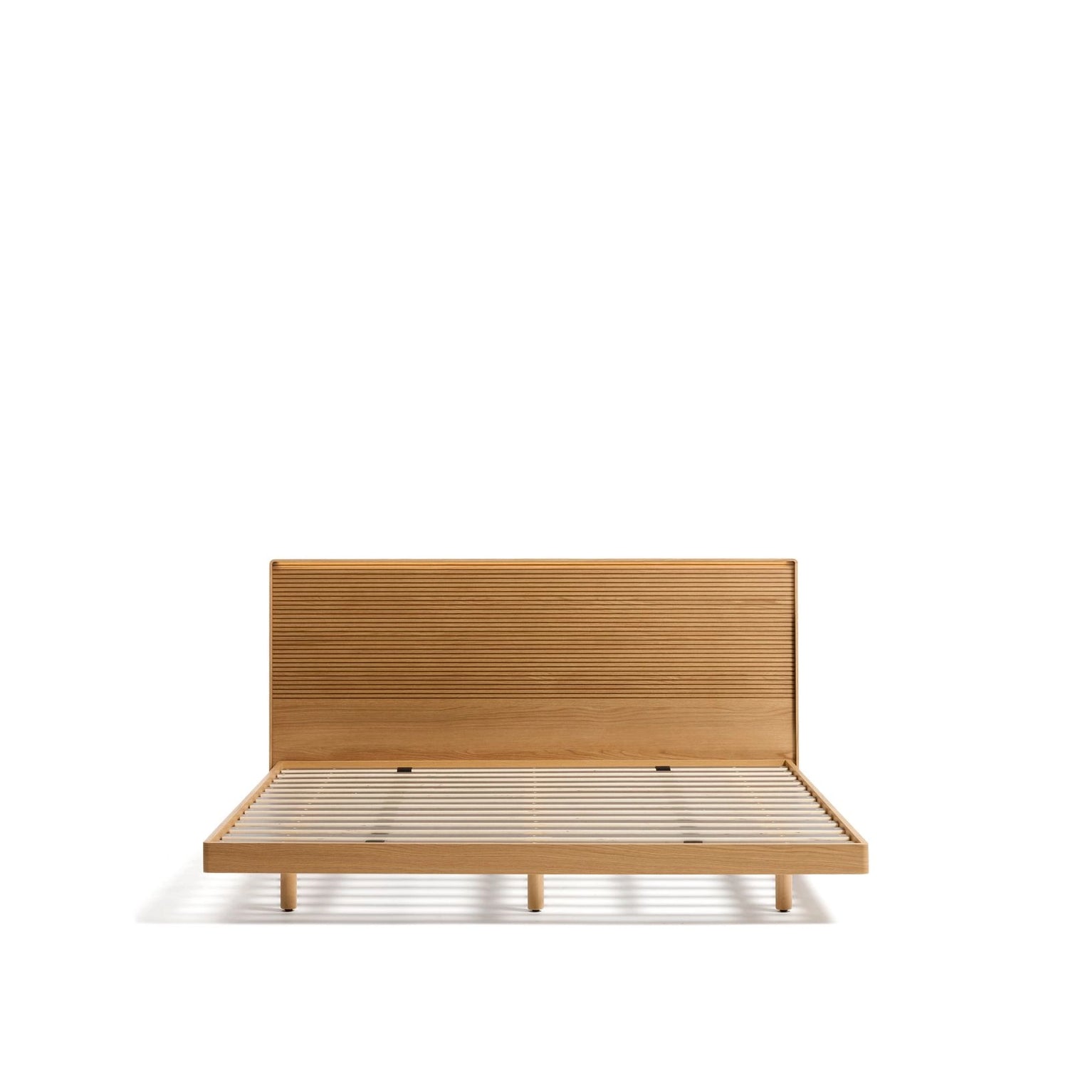 Bett Norlen aus Eichenfurnier mit naturfarbenem Finish und LED-Licht für Matratzen 180 x 200 cm FSC Mix Credit von Kave Home – Bild 6
