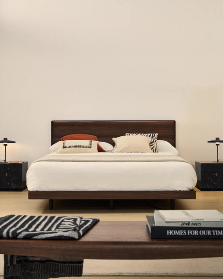 Bett Norlen aus Nussbaumfurnier mit dunklem Finish und LED-Licht für Matratzen 160 x 200 cm FSC Mix Credit von Kave Home – Produktbild 2