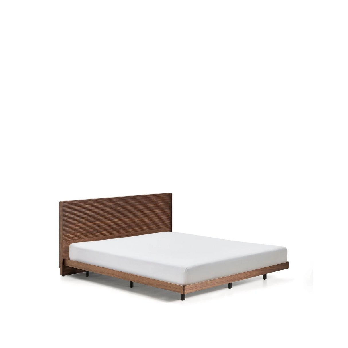 Bett Norlen aus Nussbaumfurnier mit dunklem Finish und LED-Licht für Matratzen 180 x 200 cm FSC Mix Credit von Kave Home – Produktbild 1