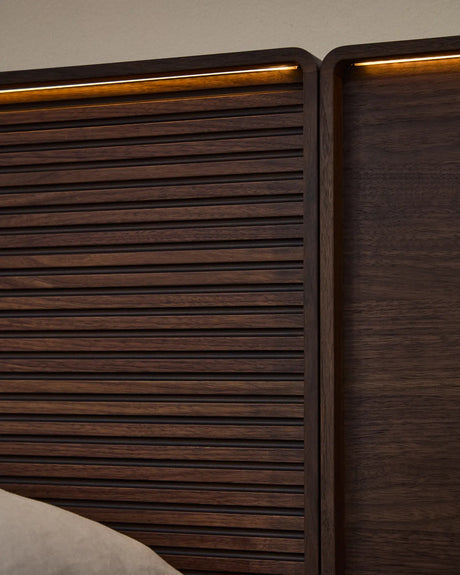 Bett Norlen aus Nussbaumfurnier mit dunklem Finish und LED-Licht für Matratzen 180 x 200 cm FSC Mix Credit von Kave Home – Produktbild 5