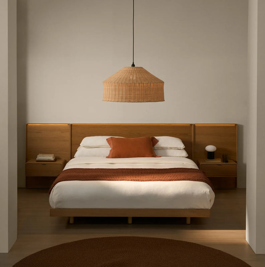 Bett Norlen mit 2 Nachttischen aus Eichenfurnier mit naturfarbenem Finish und LED-Licht für Matratzen 160 x 200 cm FSC Mix Credit von Kave Home – Bild 2
