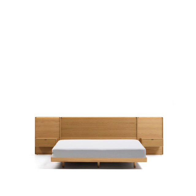 Bett Norlen mit 2 Nachttischen aus Eichenfurnier mit naturfarbenem Finish und LED-Licht für Matratzen 180 x 200 cm FSC Mix Credit von Kave Home – Bild 1