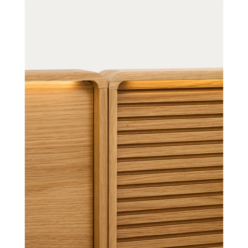 Bett Norlen mit 2 Nachttischen aus Eichenfurnier mit naturfarbenem Finish und LED-Licht für Matratzen 180 x 200 cm FSC Mix Credit von Kave Home – Bild 11