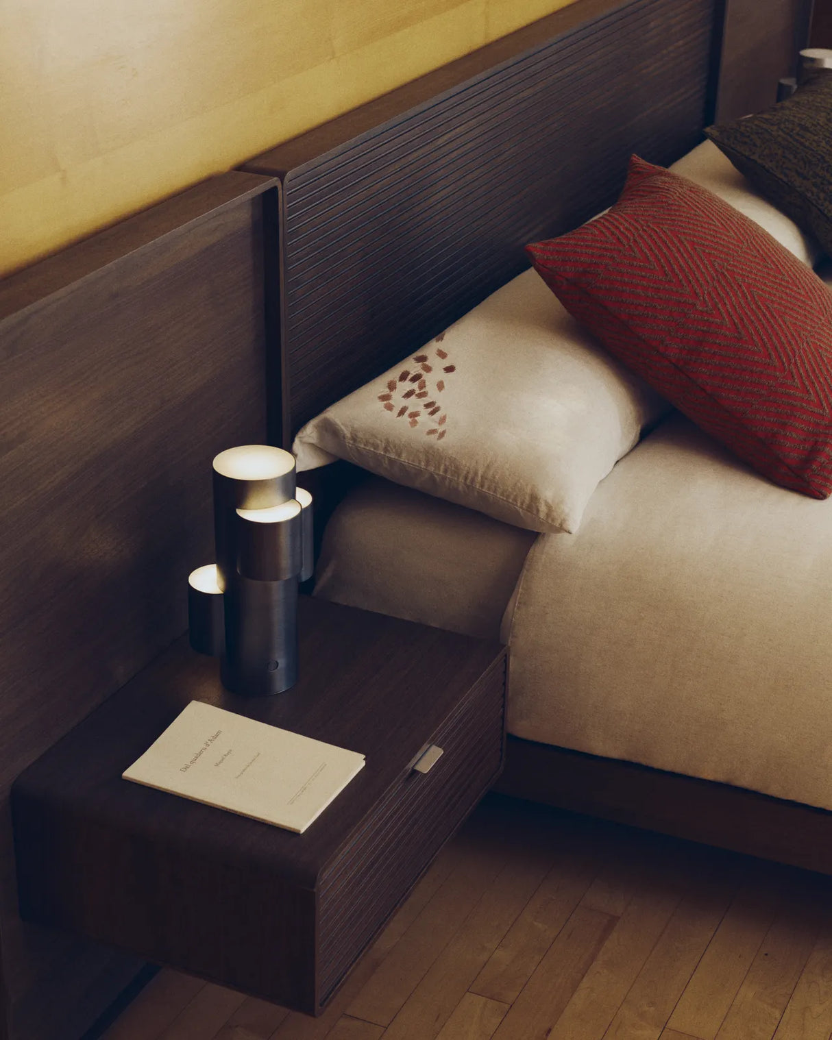 Bett Norlen mit zwei Nachttischen aus Nussbaumfurnier mit dunklem Finish und LED-Licht für Matratzen 160 x 200 cm FSC Mix Credit von Kave Home – Produktbild 4