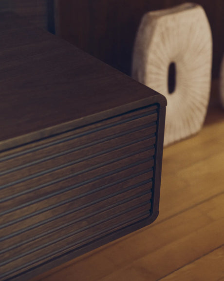 Bett Norlen mit zwei Nachttischen aus Nussbaumfurnier mit dunklem Finish und LED-Licht für Matratzen 160 x 200 cm FSC Mix Credit von Kave Home – Produktbild 5