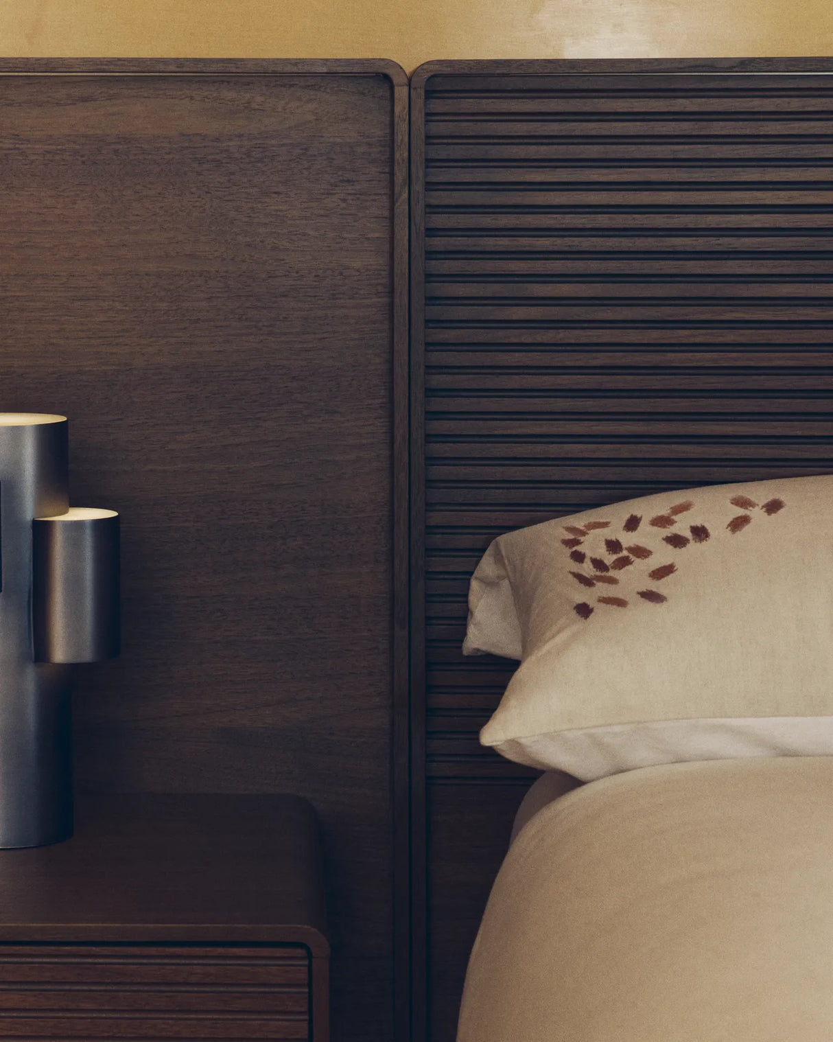 Bett Norlen mit zwei Nachttischen aus Nussbaumfurnier mit dunklem Finish und LED-Licht für Matratzen 160 x 200 cm FSC Mix Credit von Kave Home – Produktbild 6